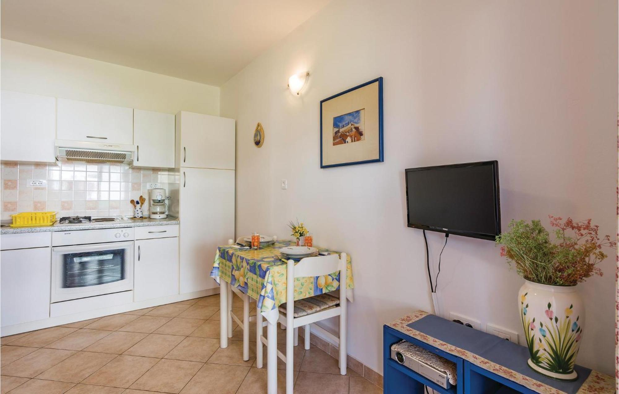 1 Bedroom Lovely Apartment In Rovinj Luaran gambar